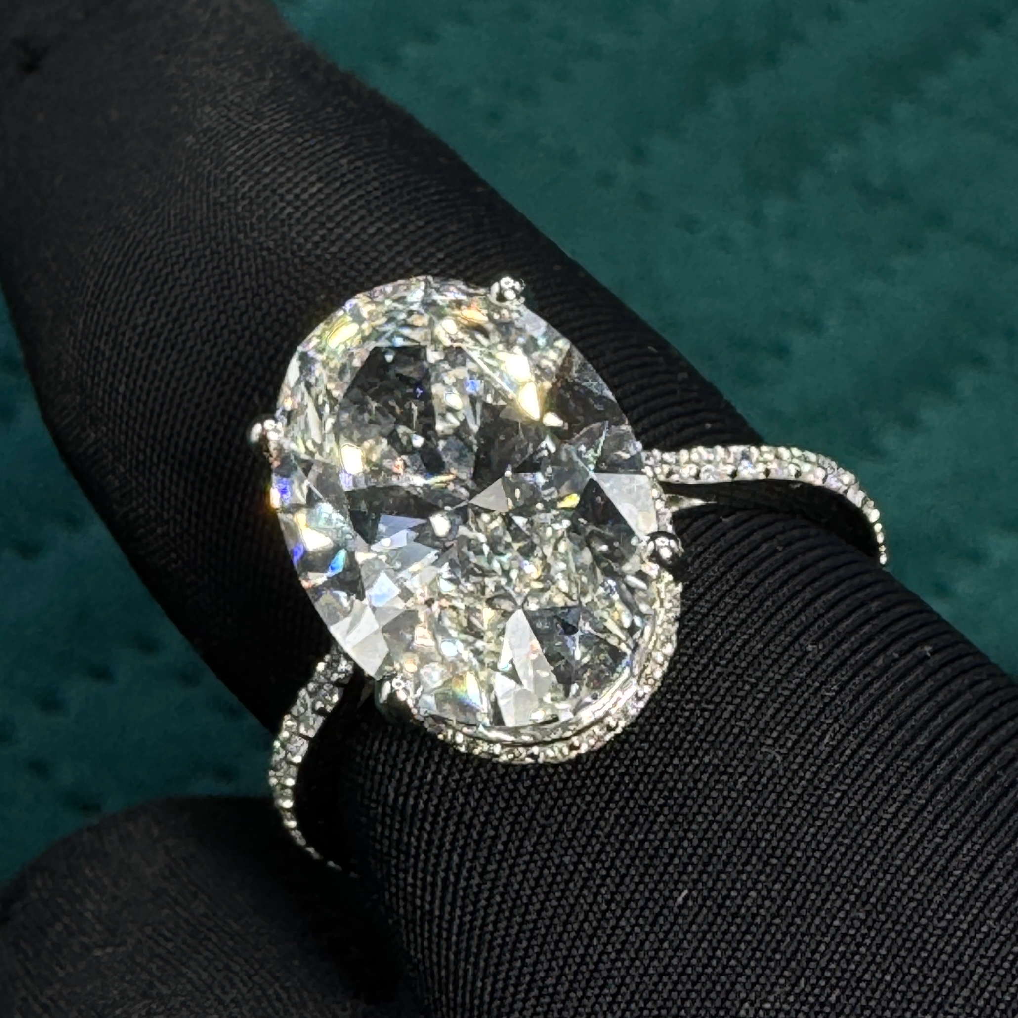 Luxury 7.52 CT Oval Diamond Ring in PT950 Platinum for Women view 4